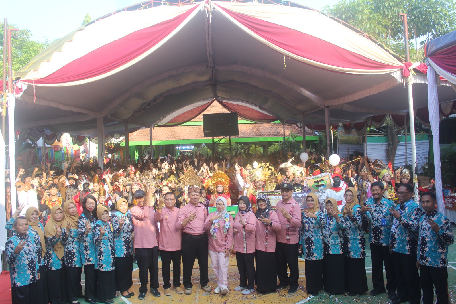 MERIAH : Kepala Spenga Choirul Muttaqin bersama Sekdindik Kota Madiun Heny Wisma Rosanawati membuka langsung rangkian acara puncak peringatan HUT ke 75 tahun Spenga.