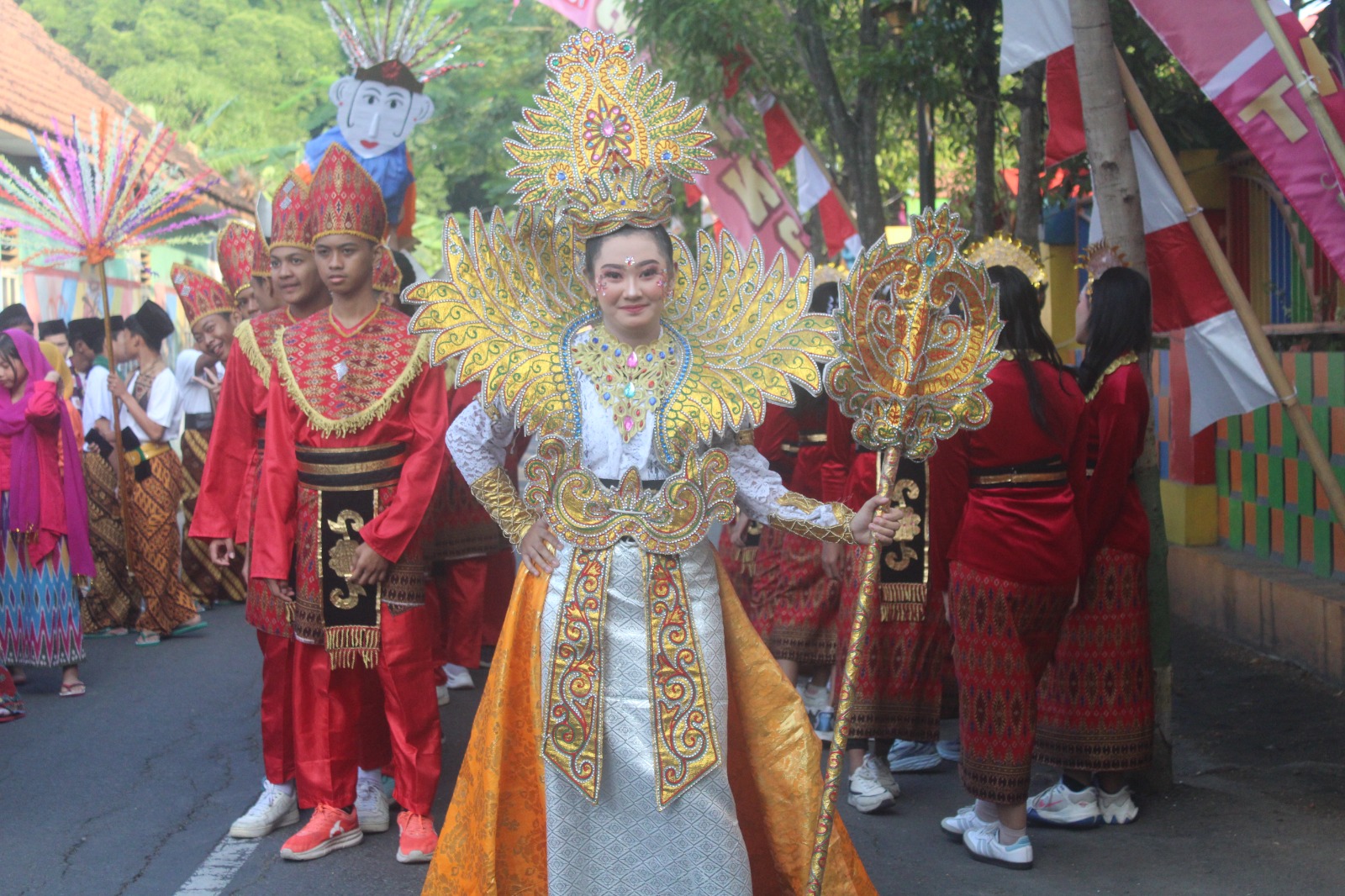 BERAGAM NUSANTARA : Siswa &ndash; Siswi Spenga tampil dengan berbagai baju adat daerah untuk melakukan pawai budaya.