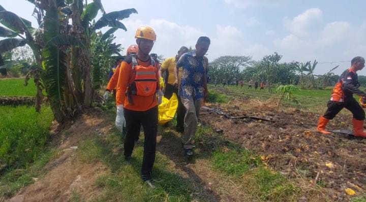 Tim SAR evakuasi jasad bocah PAUD dari aliran Sungai Bengawan Madiun setelah hilang dari sekolah sehari sebelumnya. DIAN RAHAYU/RADAR MADIUN