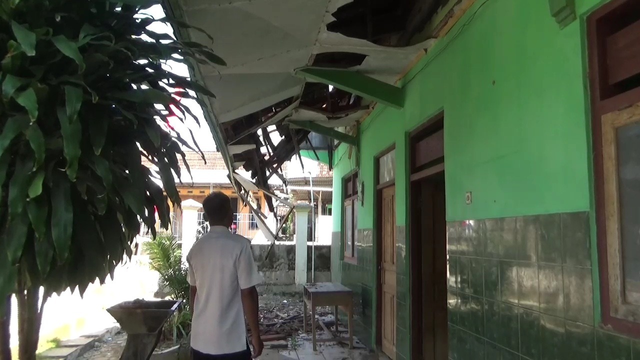 Kondisi atap ruang kelas SDN 2 Mengger yang rusak parah hingga mengancam keselamatan siswa saat belajar. ASEP SYAEFUL/RADAR NGAWI