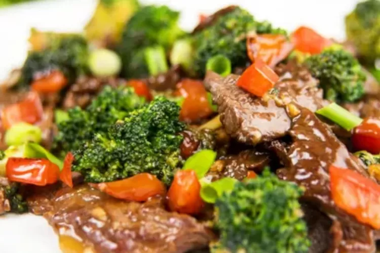 Ilustrasi Tumis Brokoli Daging Cincang Saus Tiram