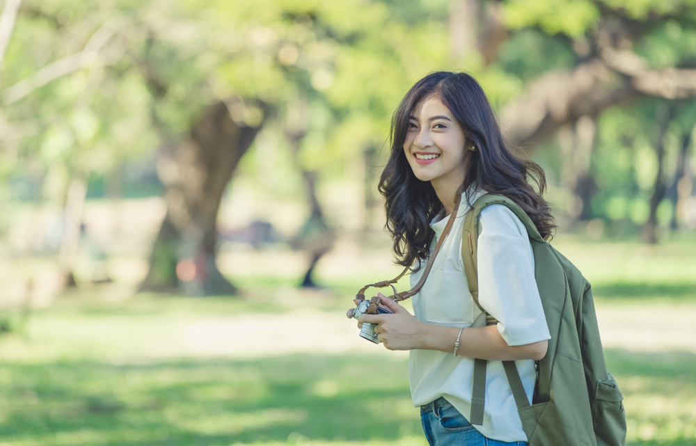 Ilustrasi perempuan solo traveling.