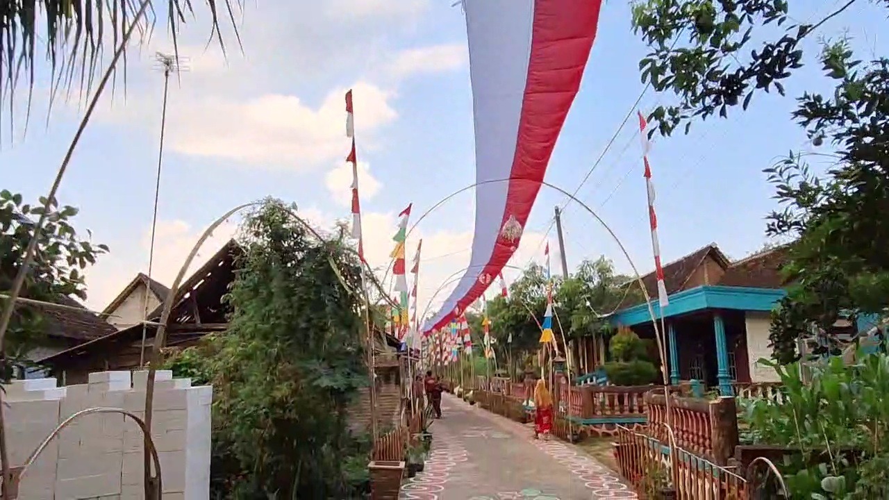 Bendera raksasa 500 meter warnai perayaan Kemerdekaan di Krandegan Ngawi. ASEP SYAEFUL/RADAR NGAWI