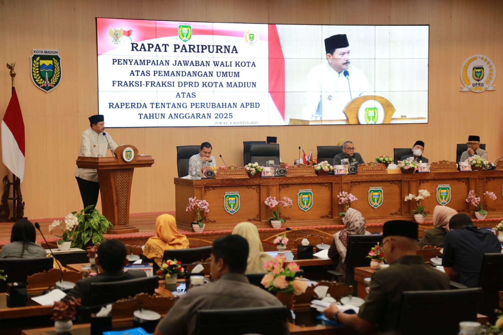 Rapat paripurna DPRD Kota Madiun dengan agenda penyampaian jawaban wali kota atas pandangan umum fraksi tentang penyusunan APBD-P 2025, kemarin (8/8). BAGAS BIMANTARA/RADAR MADIUN