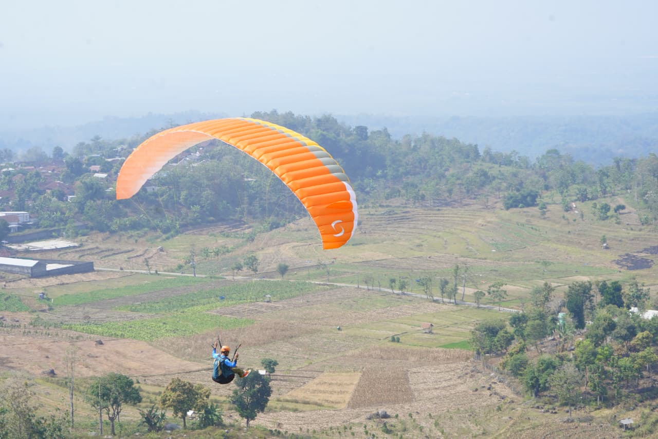 Kejuaraan Paralayang Danlanud Iswahjudi Cup Liga Jatim Seri III 2025 di Bukit Watu Bayang, Desa Klangon, Saradan akhirnya digelar. PROKOPIM FOR RADAR MADIUN
