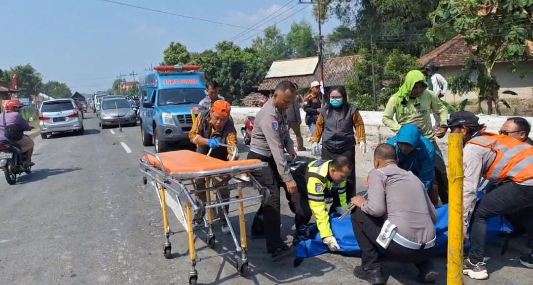 Polisi mengevakuasi jasad Afrianti Wahyuningsih yang meregang nyawa usai mengalami kecelakaan si Jalan Raya Magetan-Madiun, Sabtu (9/8) siang. FOTO: APRILITA SARI/RADAR MAGETAN