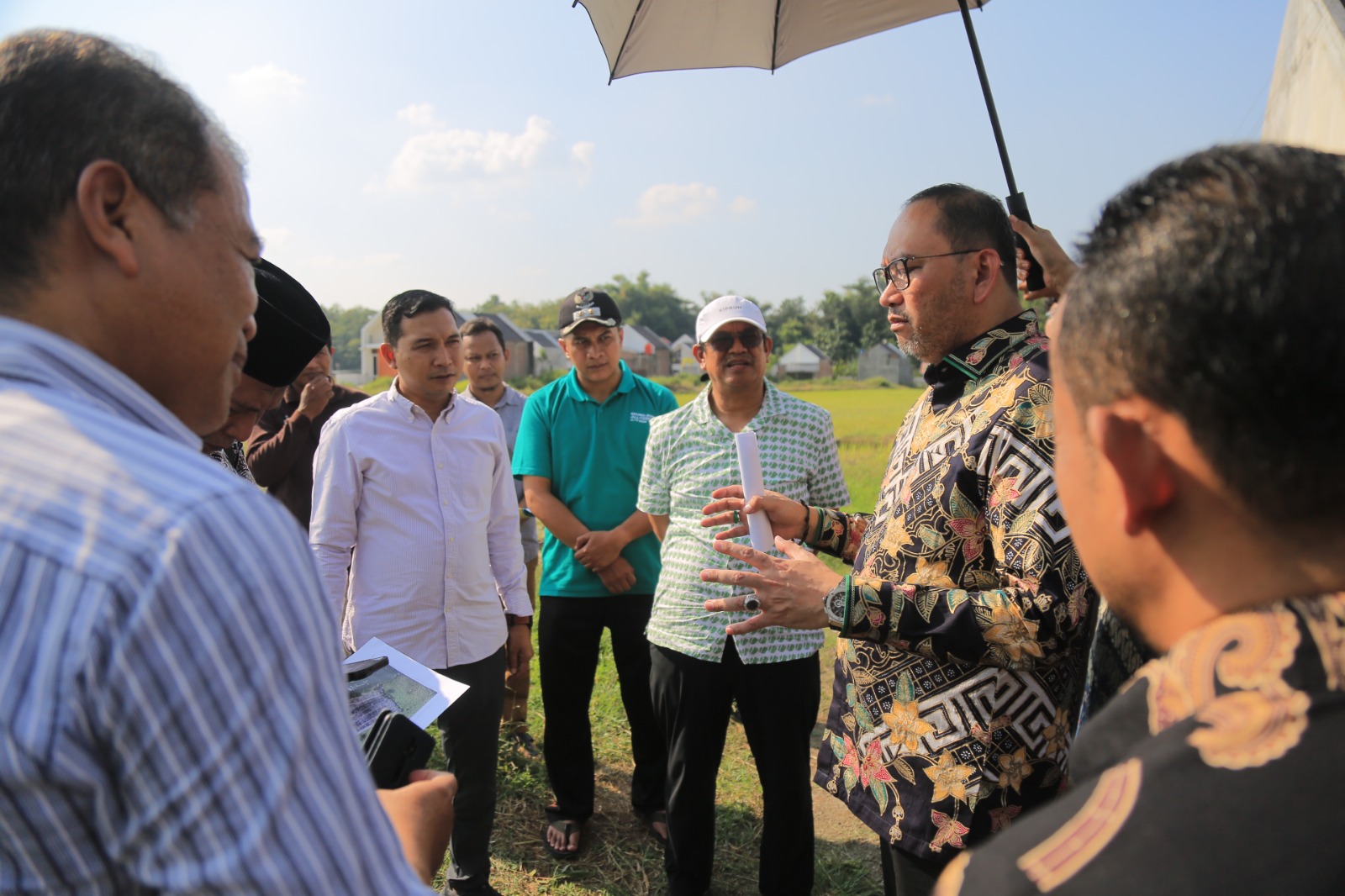 Sekjen Kemensos Robben Rico saat meninjau rencana lokasi awal pembangunan Sekolah Rakyat di Ring Road Barat pada April lalu. DOK RADAR MADIUN