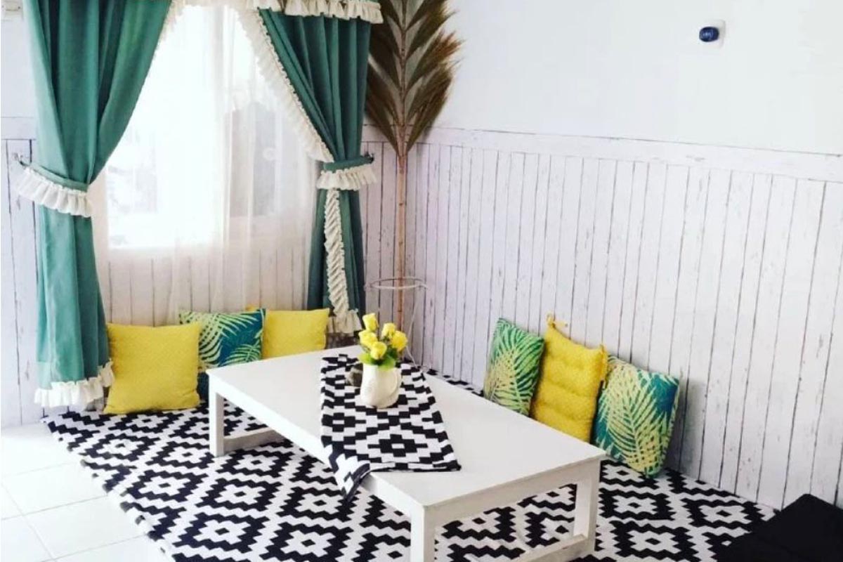 Ilustrasi ruang keluarga lesehan yang cozy.