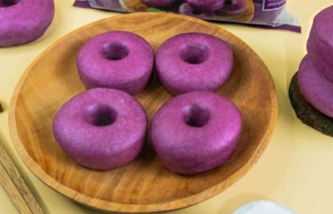 Donat ubi ungu vegan gluten free, camilan sehat dan cantik tanpa bahan hewani dan gluten. Lembut, legit, dan enak!