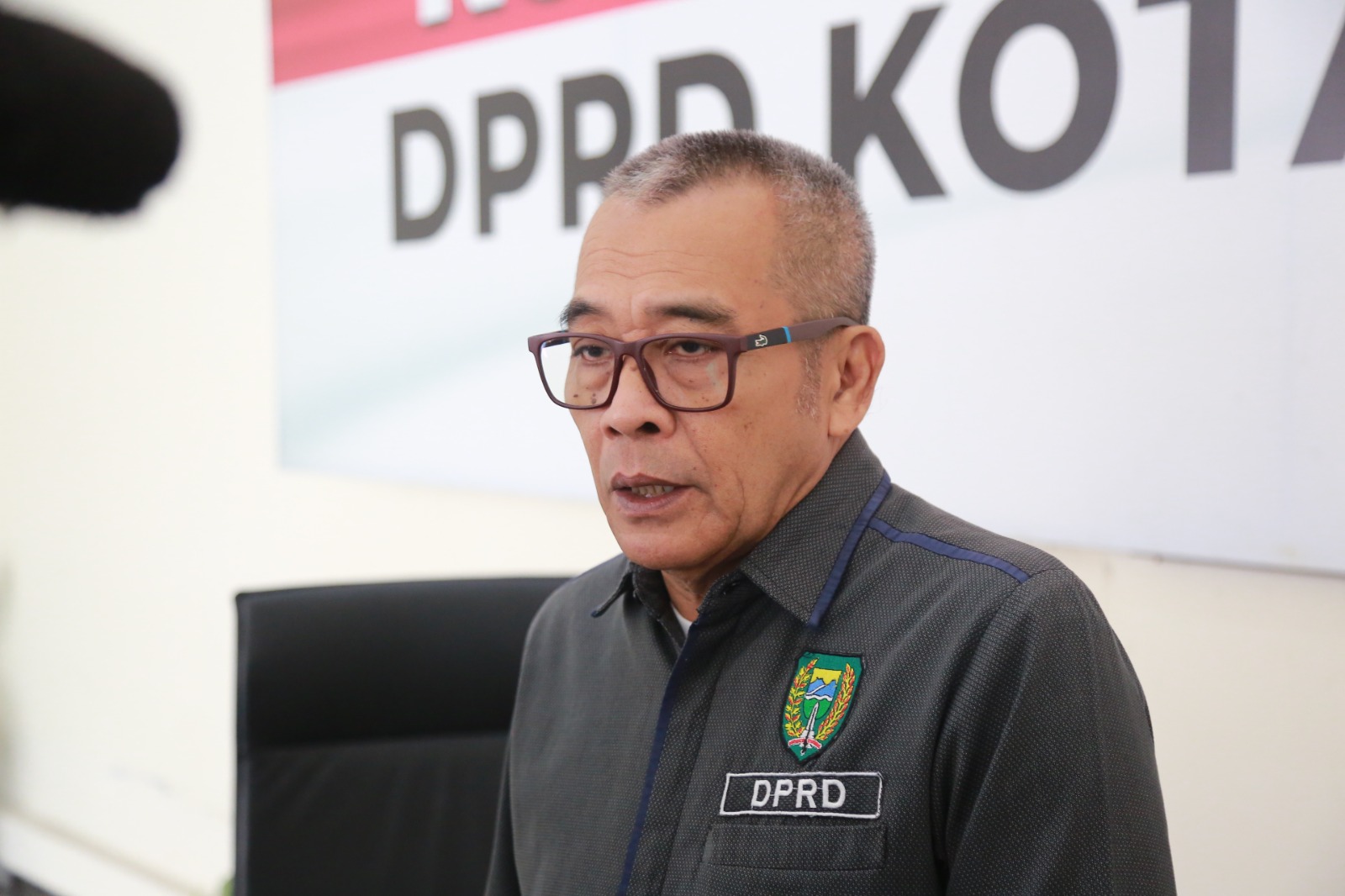 Ketua DPRD Kota Madiun Armaya saat memberikan keterangan terkait pengunduran dirinya dari jabatan Plt Ketua DPW Perindo Jatim. BAGAS  BIMANTARA/RADAR MADIUN