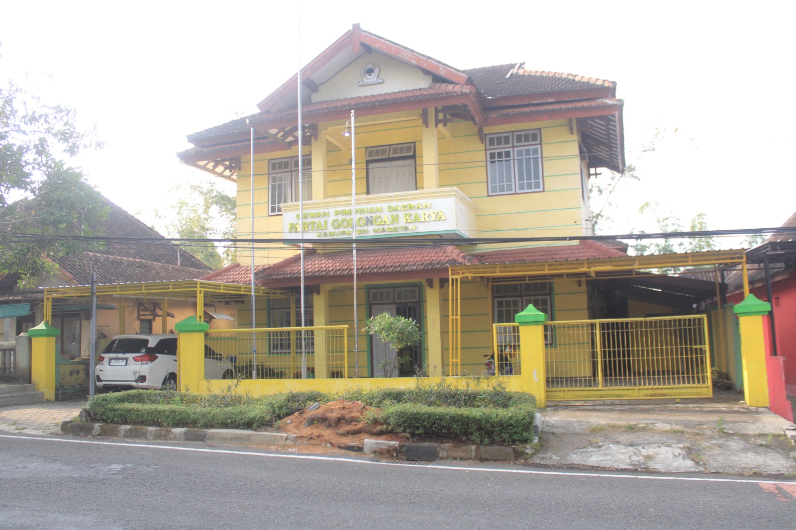 Ketua DPD Golkar Magetan Zakarya saat memberikan keterangan terkait penundaan Musda XI, Sabtu (9/8). AJI PUTRA/RADAR MAGETAN