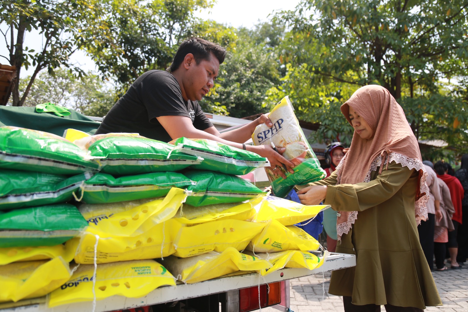 Penjualan beras SPHP di Madiun mencatatkan volume tertinggi di Jatim, 300 ton hingga awal Agustus. BAGAS BIMANTARA/RADAR MADIUN