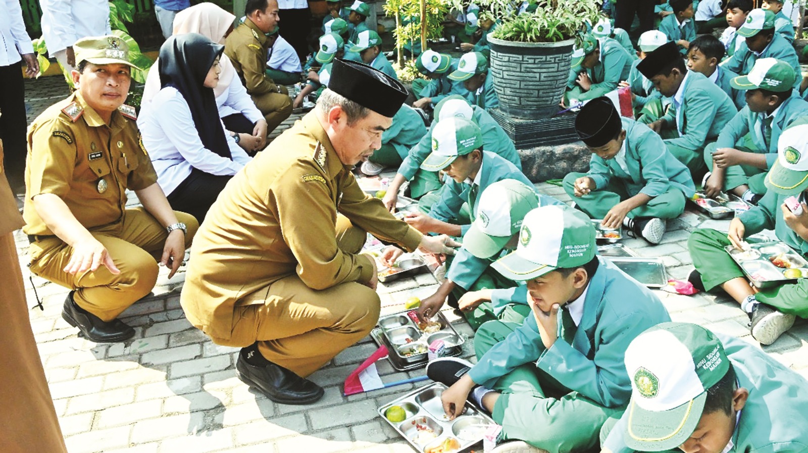Bupati Madiun Hari Wuryanto saat meninjau pelaksanaan program MBG di Kecamatan Kebonsari, 5 Agustus lalu. DOK RADAR MADIUN