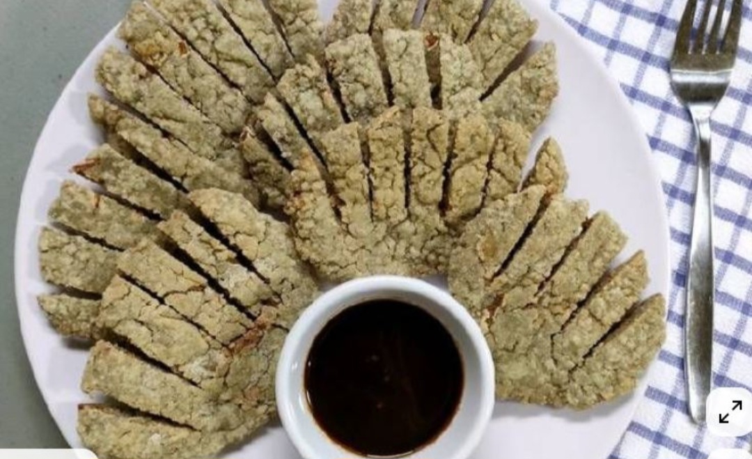 Pempek kulit ikan gurih, renyah di luar dan kenyal di dalam.