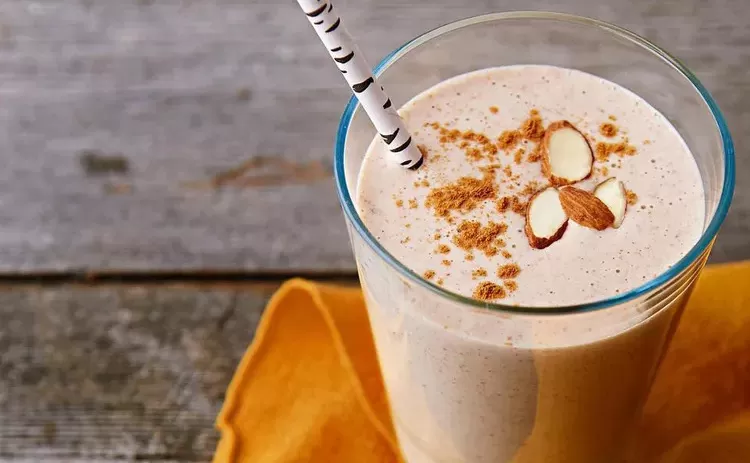 Ilustrasi Smoothie Pisang Almond