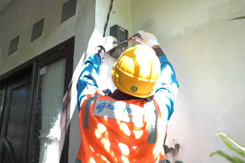 Petugas PLN memeriksa instalasi listrik rumah pelanggan. Dirut PLN berikan penjelasan cara mendapatkan Diskon Tambah Daya Listrik PLN hingga 50% di HUT ke-80 RI.