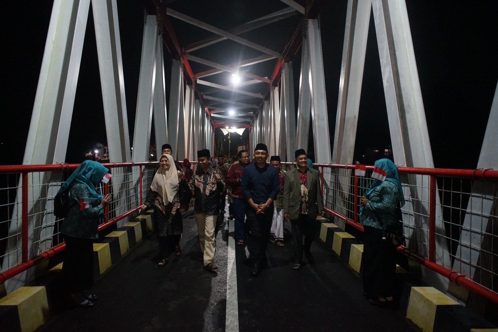 Bupati Ngawi Ony Anwar Harsono meresmikan Jembatan Joju yang menghubungkan Desa Sidolaju dan Kerjo, mempermudah akses warga menyeberang Bengawan Solo. MUSTOFA FAHMI UNTUK JAWA POS RADAR NGAWI