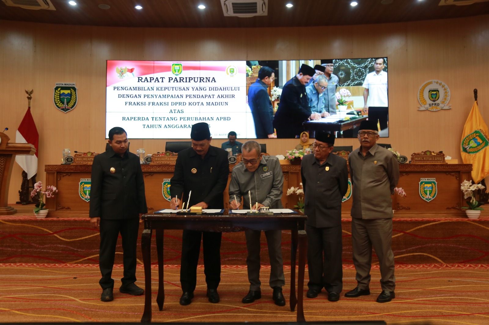 Pimpinan DPRD dan Wali Kota Maidi menandatangani berita acara pengesahan APBD-P Kota Madiun 2025. BAGAS BIMANTARA/RADAR MADIUN