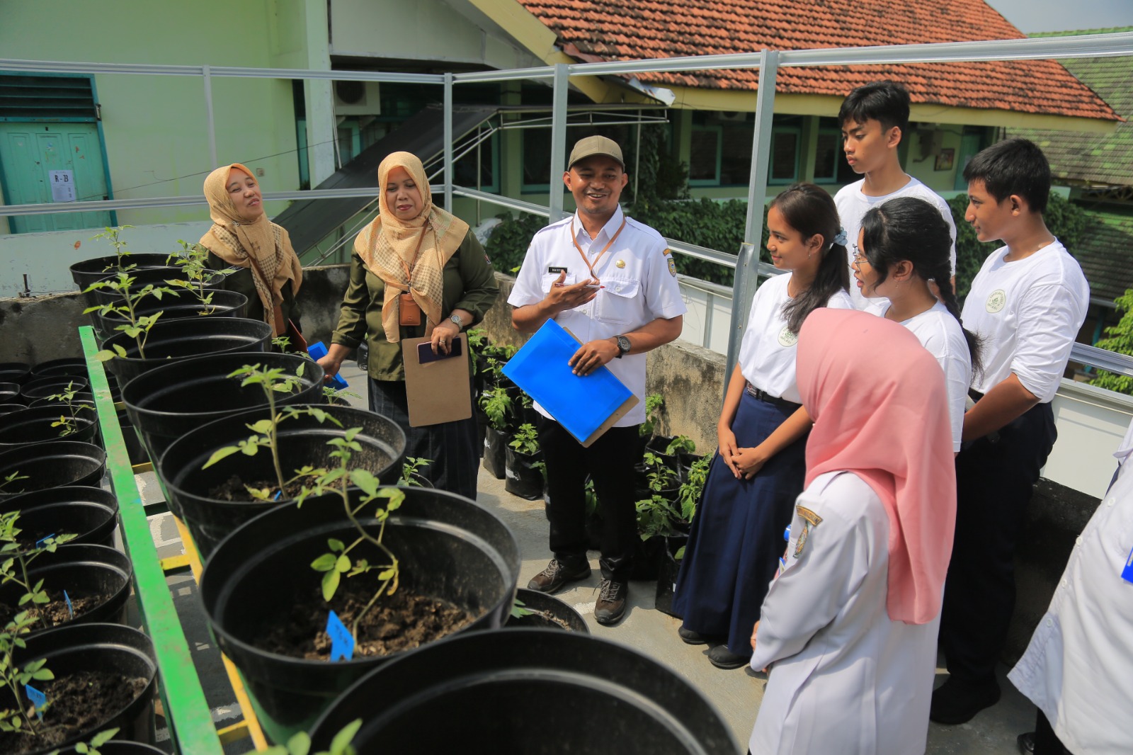 Tim juri SPI melakukan penilaian di SMPN 1 Madiun yang keluar sebagai juara pertama. DOK RADAR MADIUN