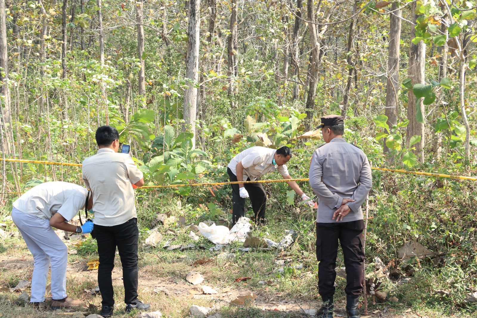 Polisi melakukan olah TKP penemuan jasad Alip Rahayu Arianti di hutan jati Desa Sampung, Ponorogo, Senin (12/8). FOTO: SUGENG DWI N/RADAR PONOROGO