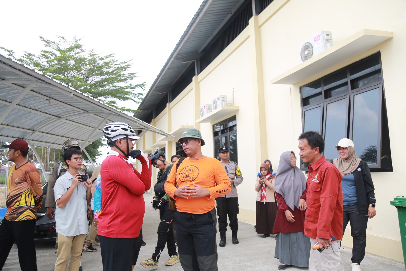 Wali Kota Madiun Maidi meninjau calon lokasi dapur sehat MBG di Pasar Ikan, Selasa (12/8). FOTO: BAGAS BIMANTARA/RADAR MADIUN