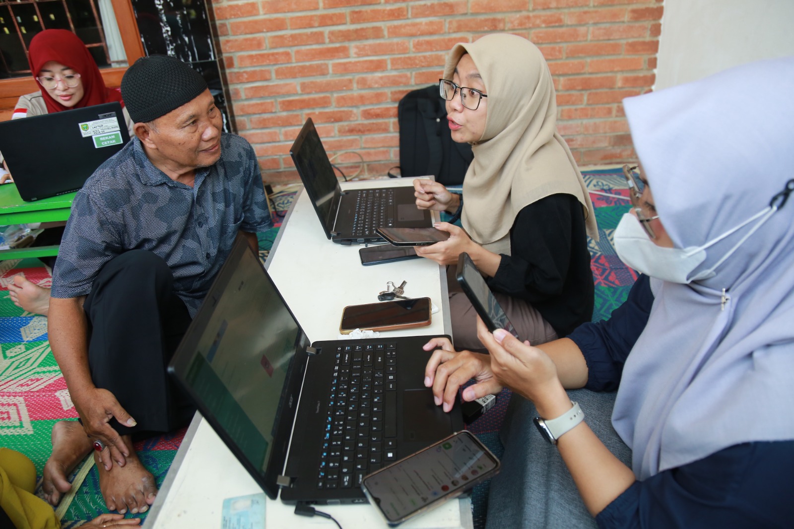 Tim Dispendukcapil Kota Madiun melaksanakan jemput bola aktivasi IKD di Kelurahan Nambangan Lor untuk percepatan layanan kependudukan. BAGAS BIMANTARA/RADAR MADIUN