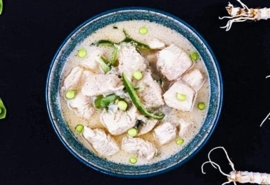 Sup Zamrud khas Kamboja memadukan santan, ayam, dan snow peas kaya serat.
