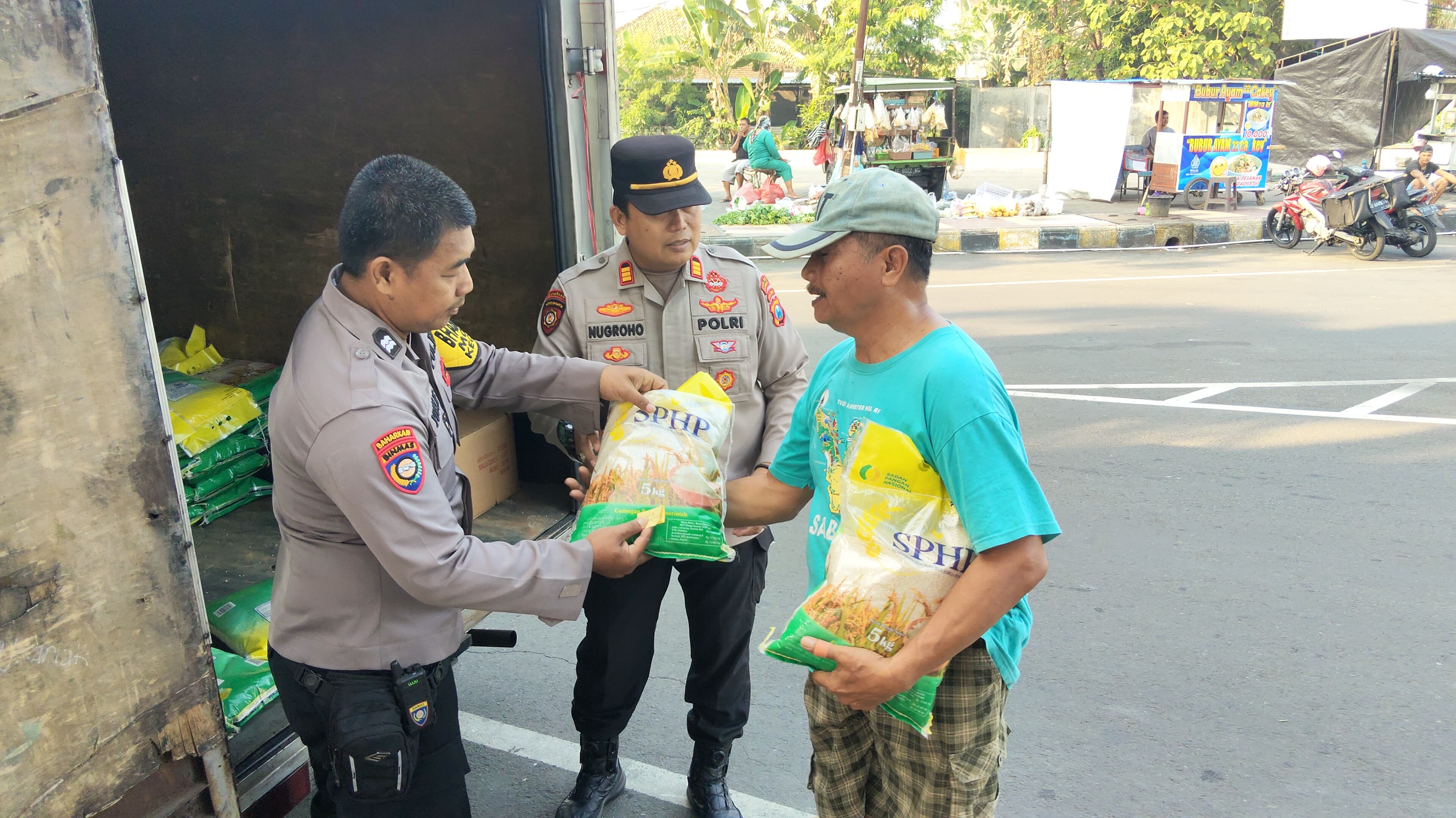 Warga memadati Gerakan Pangan Murah Polres Madiun Kota di bundaran Serayu, stok beras 1 ton habis diborong. HENGKY RISTANTO/RADAR MADIUN