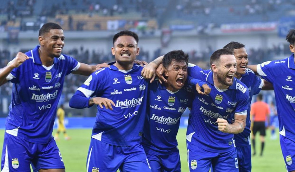 Para pemain Persib Bandung merayakan kemenangan di BRI Super League.