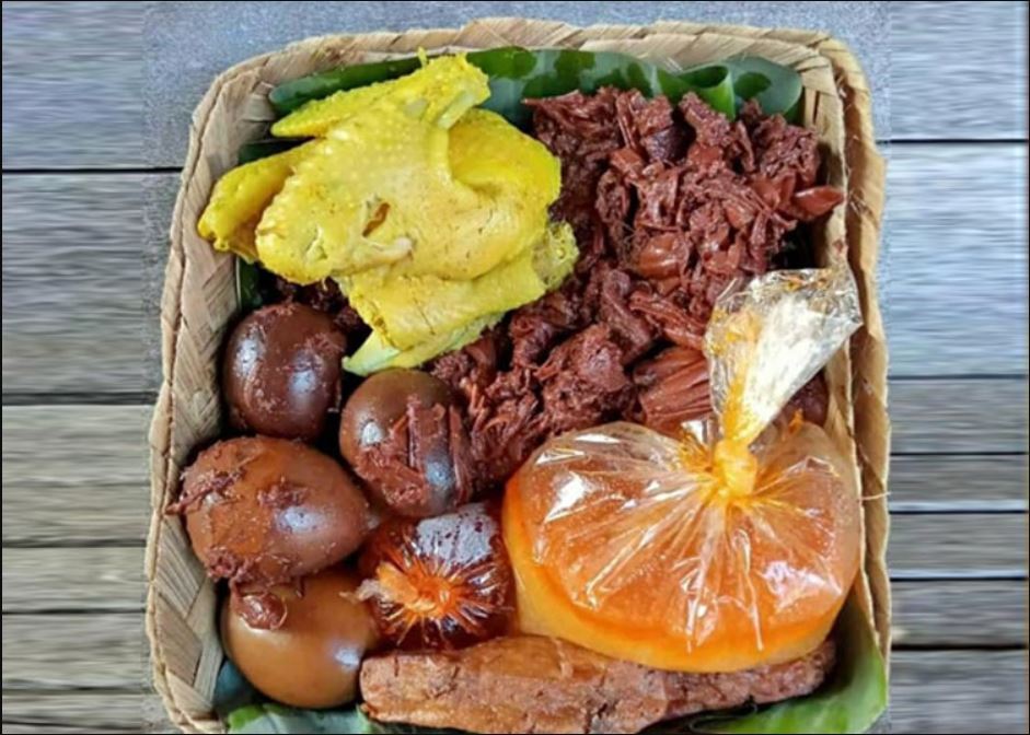 Gudeg Jogja kering lengkap dengan sambal krecek dan opor ayam&mdash;perpaduan manis, gurih, dan pedas yang bikin makan terasa istimewa.