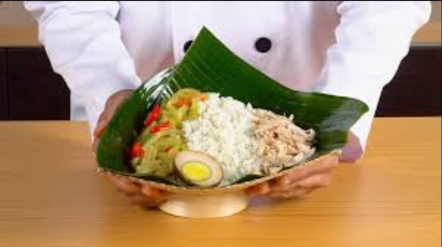 Nasi liwet Solo gurih dan harum, lengkap dengan lauk khasnya&mdash;makan jadi nikmat, hati pun serasa pulang ke kampung halaman.