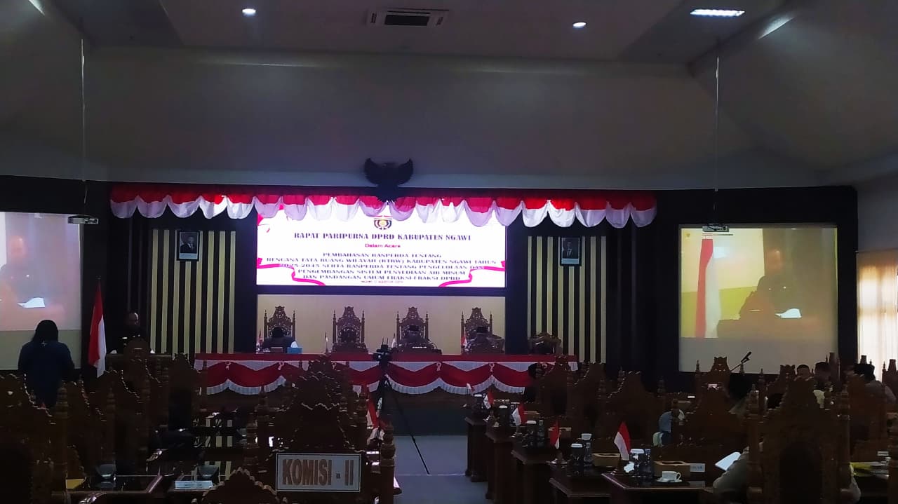 DPRD Ngawi menggelar rapat paripurna membahas RTRW 2025&ndash;2045 dan program air minum gratis untuk seluruh warga, Selasa (12/8). ASEP SYAEFUL/RADAR NGAWI