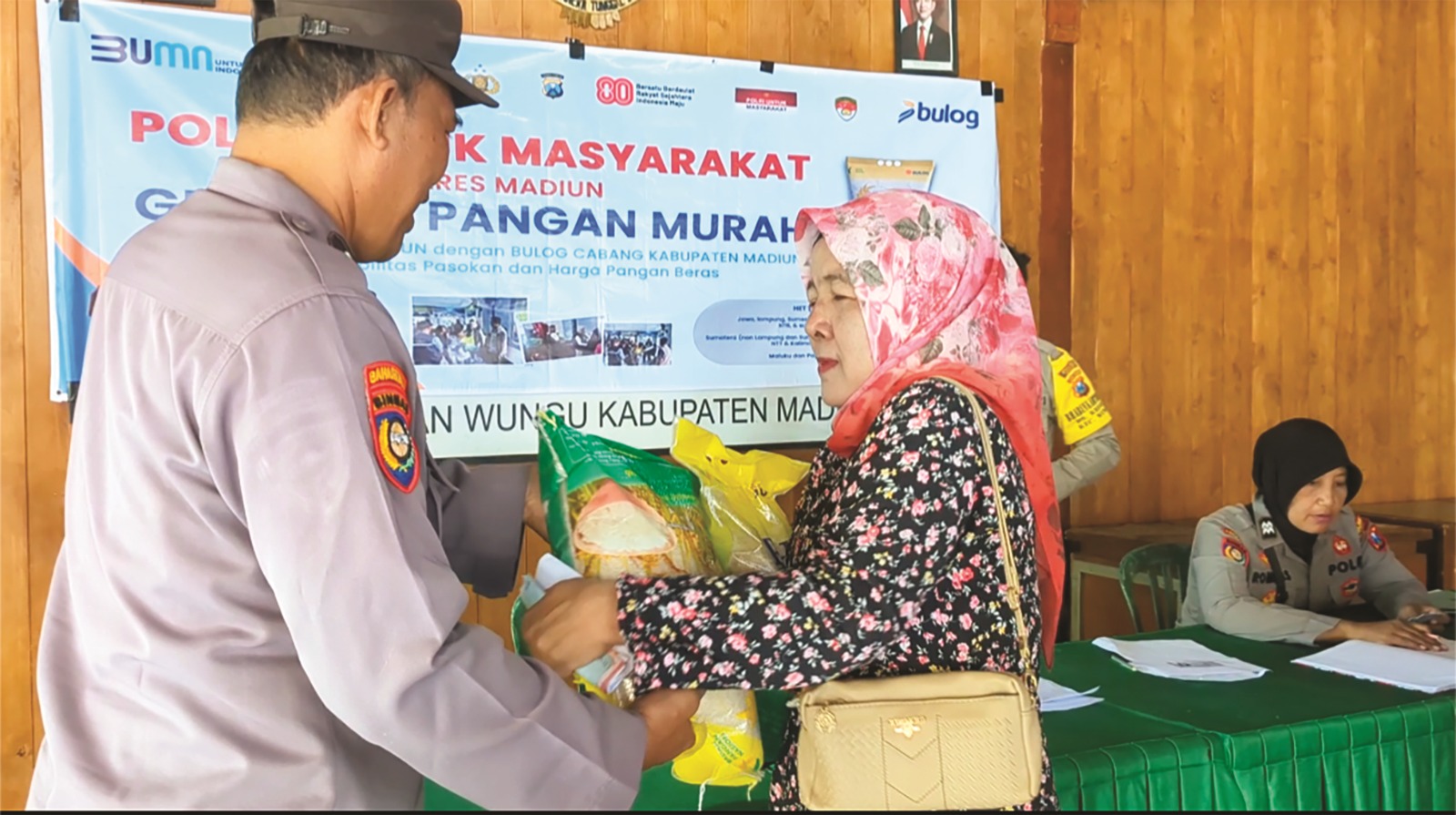 Warga Kecamatan Wungu antre membeli beras murah SPHP seharga Rp 11.500/kg dalam kegiatan GPM jelang HUT RI ke-80. DIAN RAHAYU/RADAR MADIUN