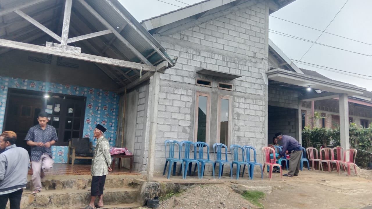 Pelayat mendatangi rumah orang tua Alip Rahayu Arianti di Bandar, Pacitan. FOTO: ISTIMEWA