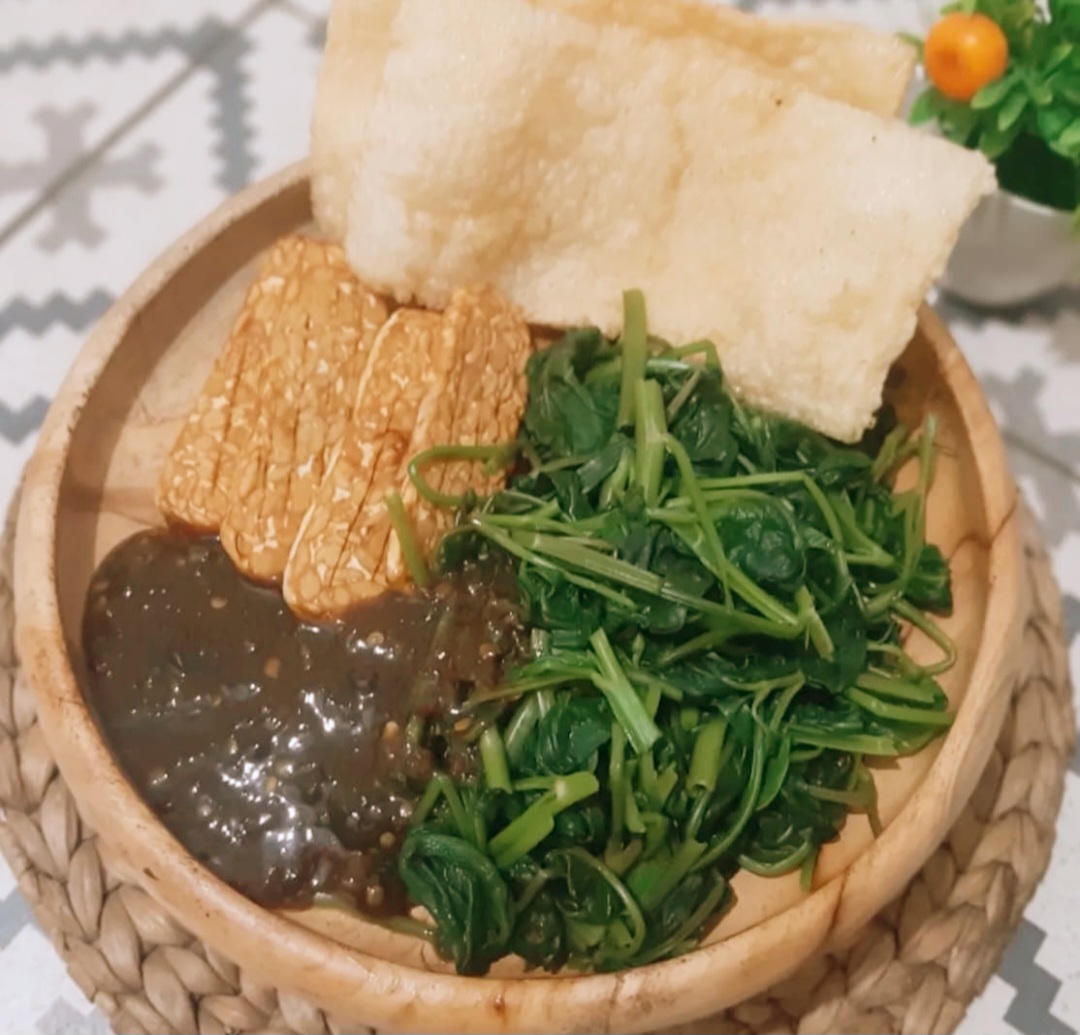 Petis kangkung khas Semarang yang sederhana, segar, dan gurih manis.