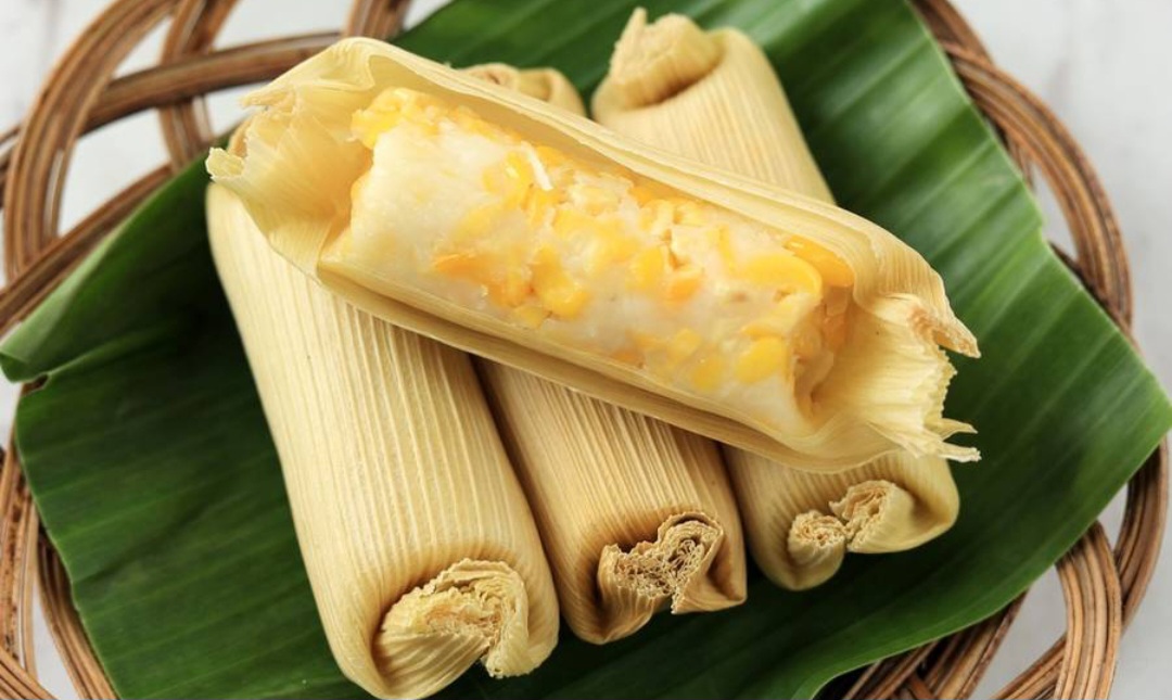 Lepet jagung khas Pati dibuat dari jagung tumbuk setengah halus yang masih menyisakan tekstur, diberi gula merah, lalu dikukus.