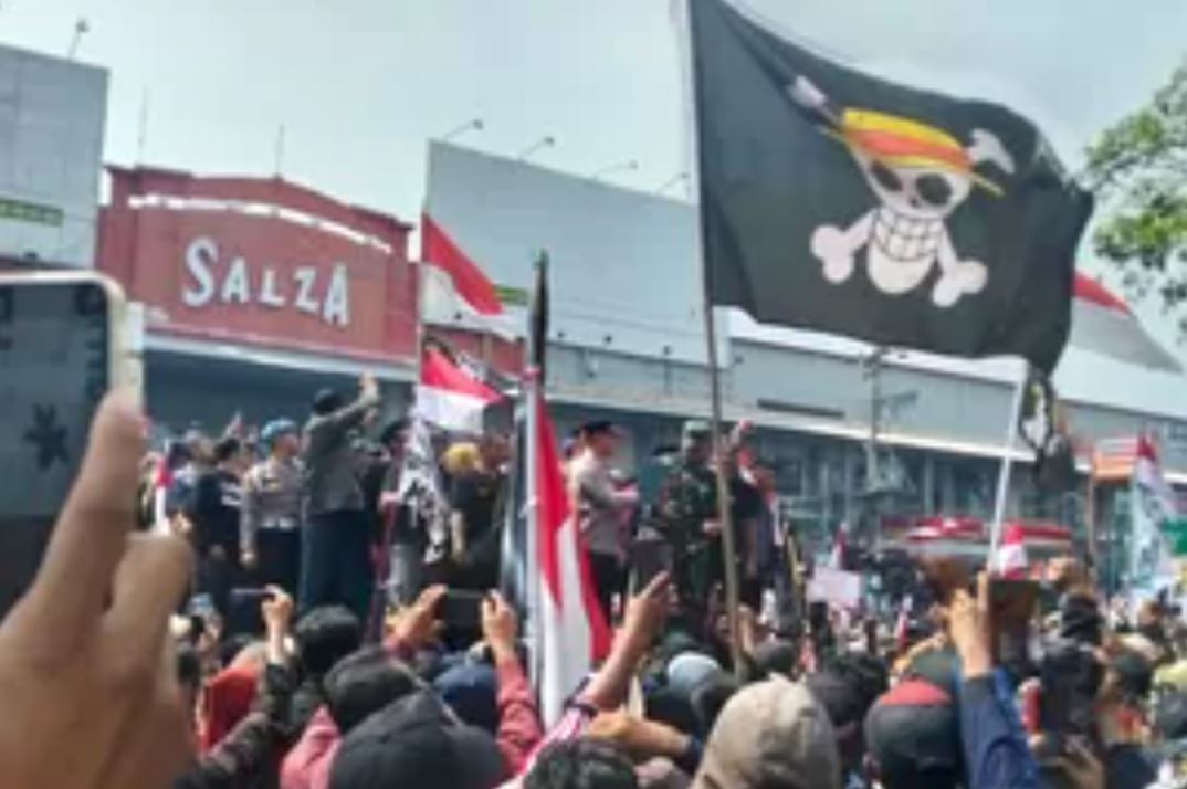 Bendera Jolly Roger dari anime One Piece dikibarkan massa demo Bupati Pati Sudewo, Rabu 13 Agustus 2025.