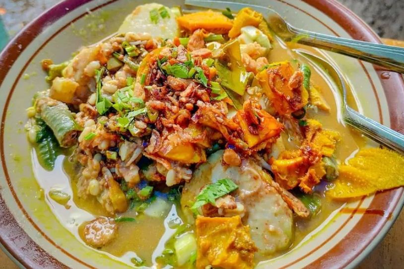 Rujak soto salah satu kuliner khas Banyuwangi.