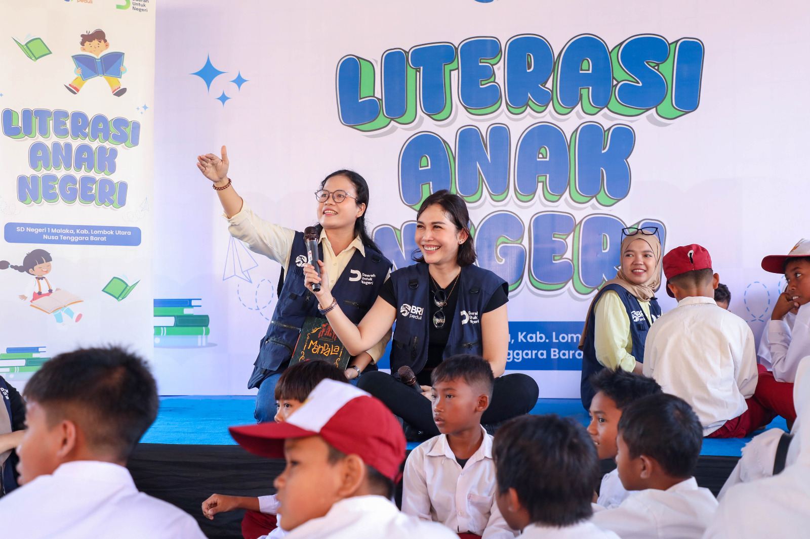 Perwakilan BRI Peduli menyerahkan buku baru untuk perpustakaan SDN 1 Malaka NTB dalam Program Literasi Anak Negeri.