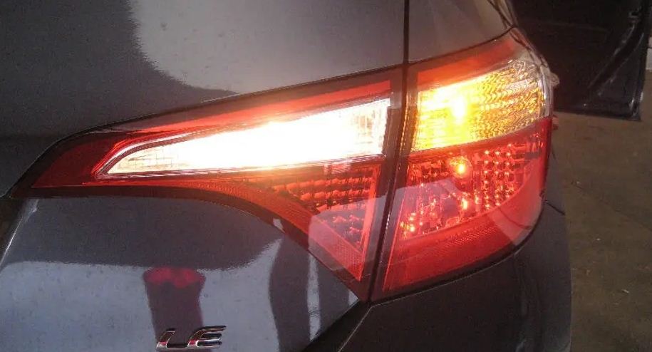 Ilustrasi lampu sein mobil gampang padam.