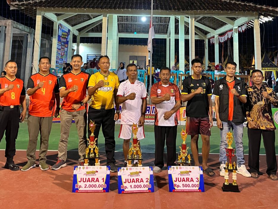 JAWARA: Para juara Tim Bola Voli pada turnamen voli Kwadungan CUP 2025 antar Desa se-Kecamatan Kwadungan yang diselenggarakan di Desa Jenangan dalam menyemarakkan HUT Ke-80 RI.