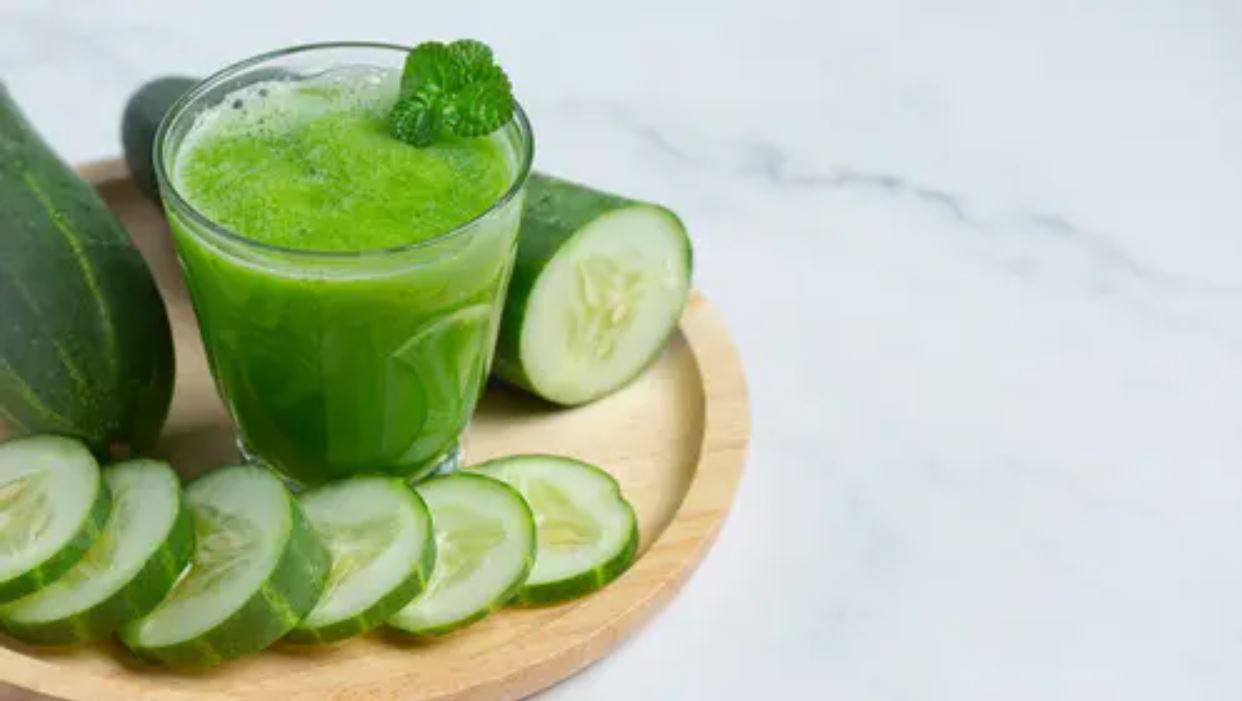 Kulit lembab dan glowing dari dalam dengan jus timun seledri segar, lemon, dan madu.
