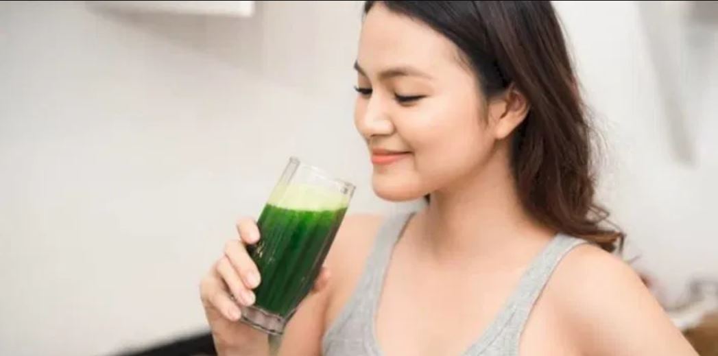 Jus bayam segar, rahasia kulit awet muda bebas keriput, mata panda, dan bengkak.