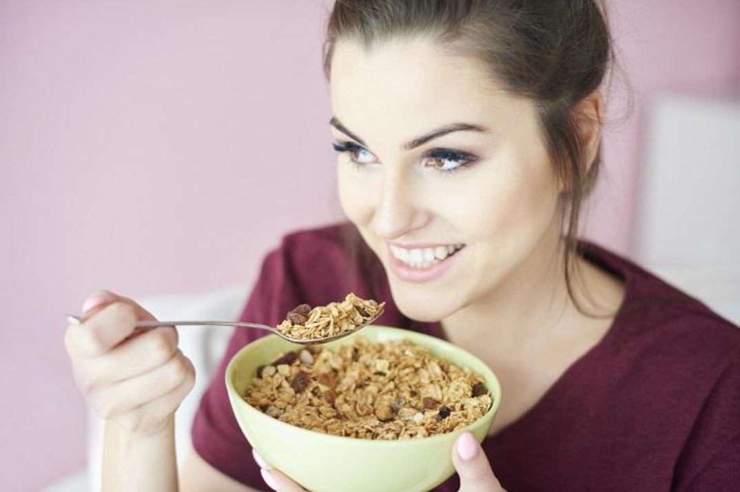 Nikmati sarapan diet sehat dengan oatmeal yogurt kaya serat dan probiotik.