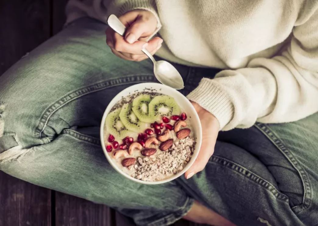 Sarapan diet segar dan bergizi dengan oatmeal kiwi dan alpukat.