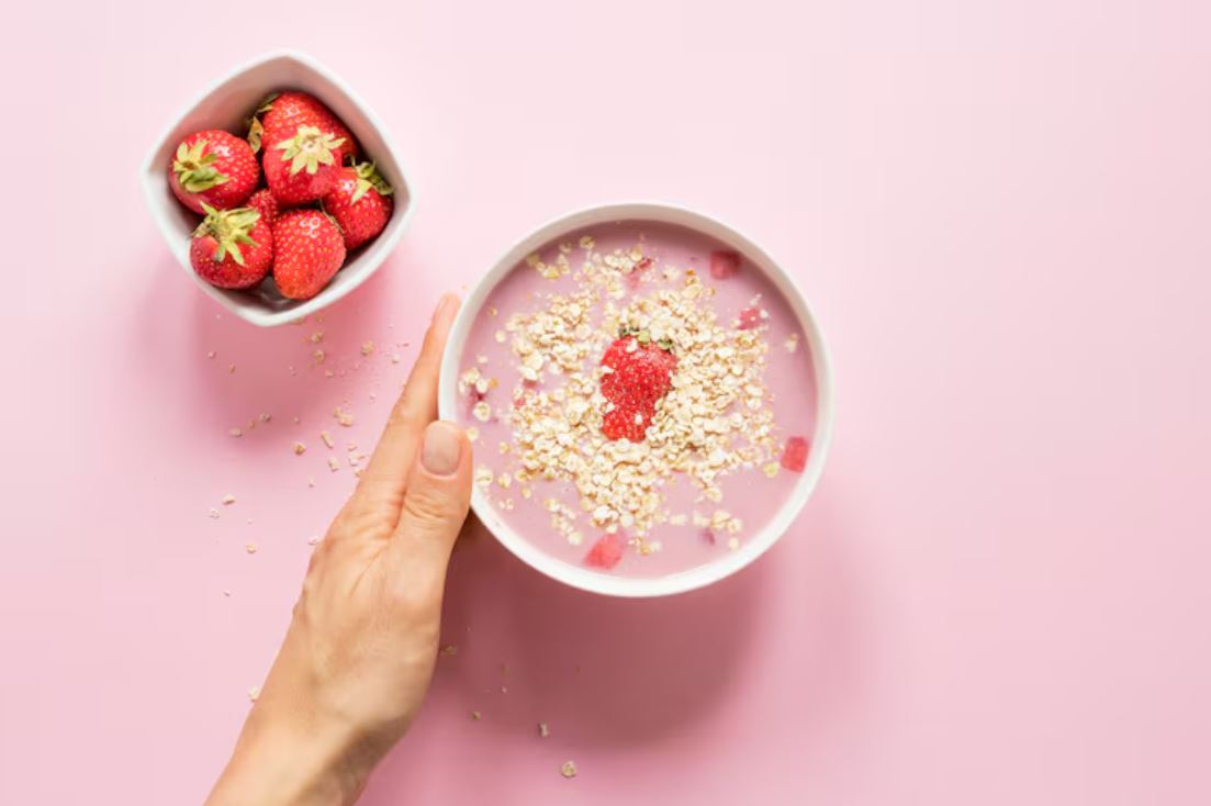 Salah satu menu yang simpel, lezat, dan kaya nutrisi adalah overnight oatmeal stroberi.