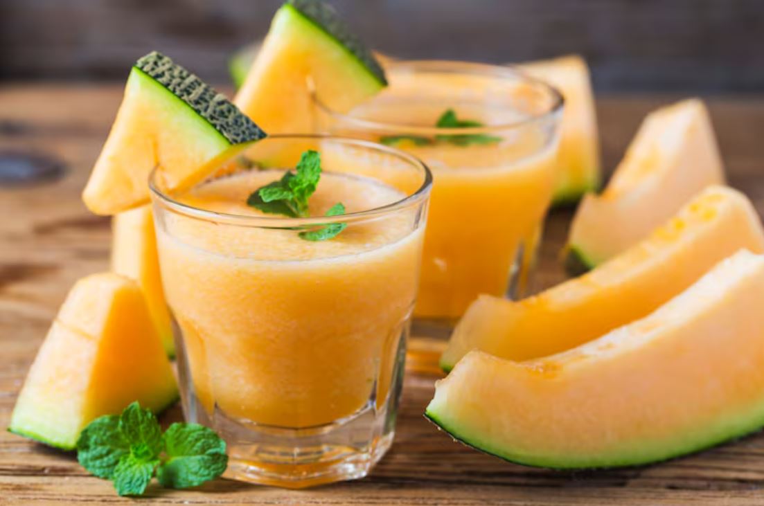 Smoothies melon segar untuk hidrasi optimal.