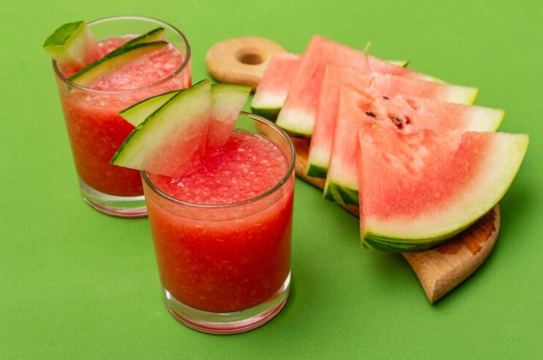 Smoothies semangka segar untuk kelenturan dan hidrasi tubuh.