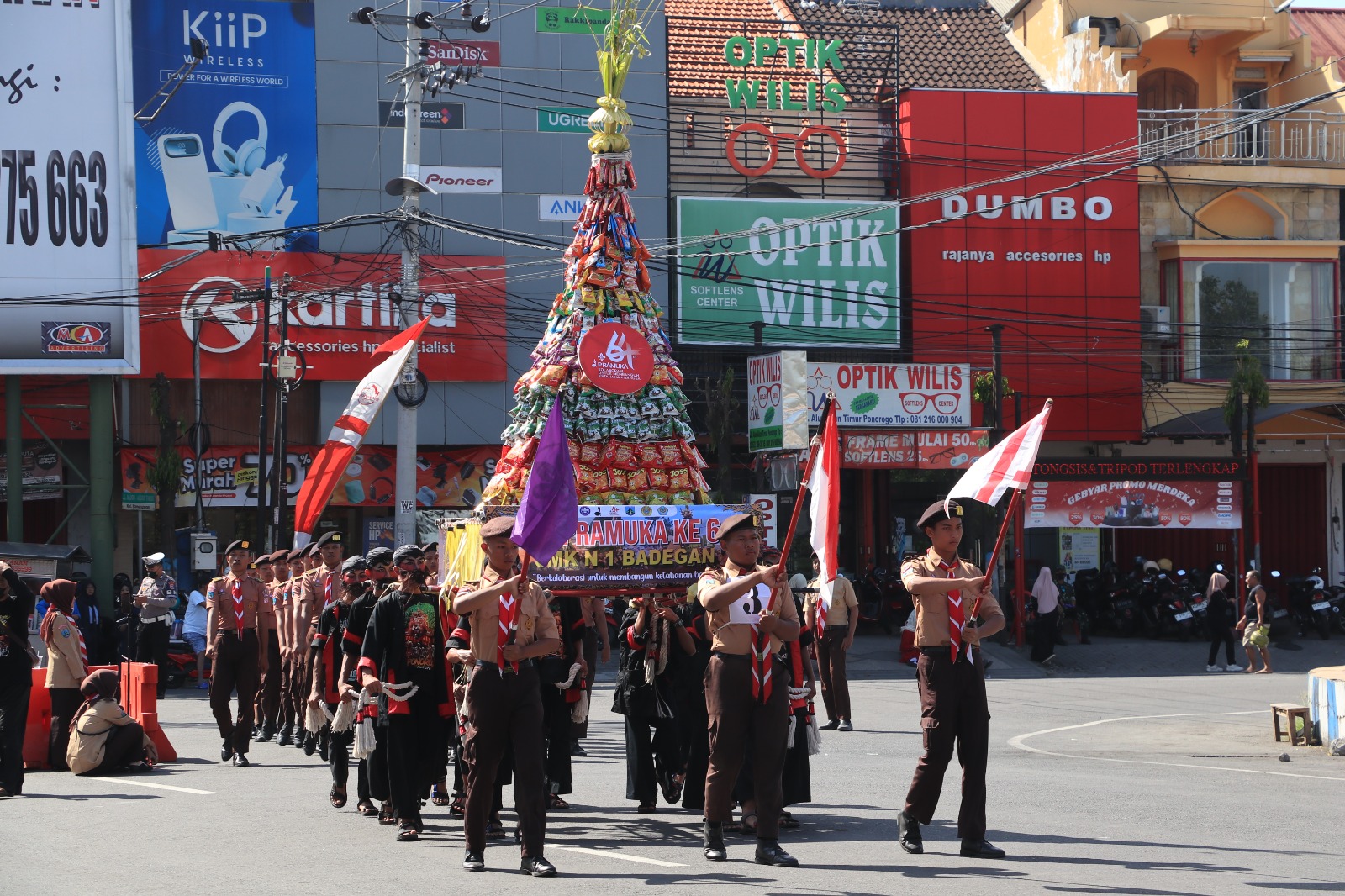 Puluhan grup pramuka tampil kompak dalam defile dan pionering pada HUT Pramuka ke-64 di Alun-Alun Ponorogo. SUGENG DWI N/RADAR PONOROGO