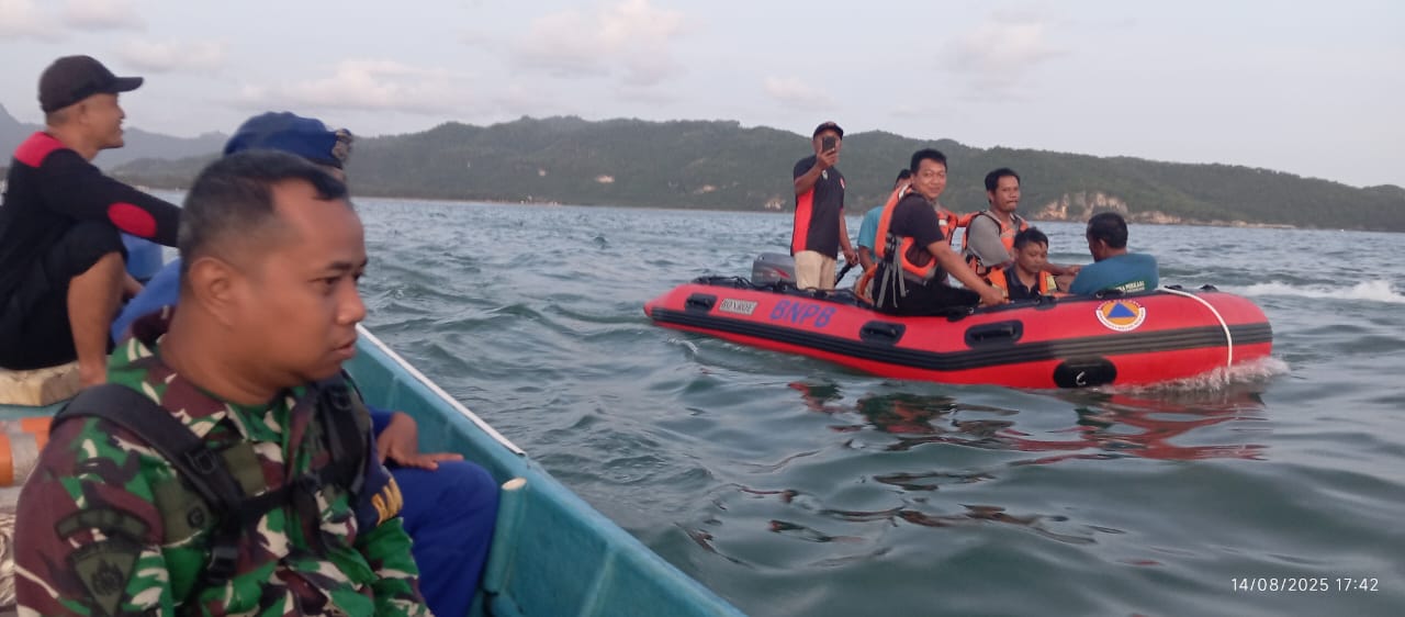 Tim gabungan mengevakuasi perahu KM Anugrah Samudra-01 yang terbalik di Teluk Pacitan akibat dihantam ombak. FOTO: ISTIMEWA